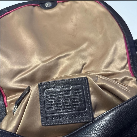 Coach Elegant Black Leather Shoulder Bag - Picture 3 of 8